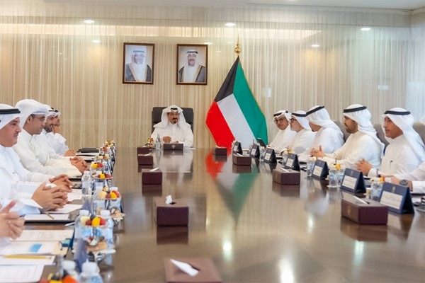 رئيس الوزراء سمو الشيخ أحمد العبدالله مترئسا اجتماعا بشأن ملاحظات ومتطلبات مجموعة العمل المالي (FATF) بحضور وزير العدل ناصر السميط ووزير الكهرباء والماء والطاقة المتجددة د.صبيح المخيزيم ووزير التجارة والصناعة أسامة بودي ووزير الخارجية الشيخ جراح الجابر والمستشار بديوان رئيس مجلس الوزراء الشيخ د.باسل الصباح ومدير عام هيئة تشجيع الاستثمار المباشر الشيخ د.مشعل الجابر