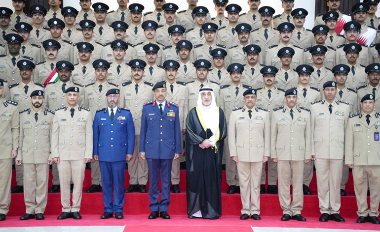 النائب الأول لرئيس مجلس الوزراء ووزير الداخلية الشيخ فهد اليوسف ورئيس الأركان العامة للجيش الفريق ركن خالد الشريعان ووكيل وزارة الداخلية اللواء عبدالوهاب الوهيب ورئيس قوة الإطفاء العام اللواء طلال الرومي ووكيل وزارة الداخلية المساعد لشؤون الخدمات الأمنية المساندة اللواء علي العدواني مع خريجي الدفعة 33 اختصاص من كلية الشرطة