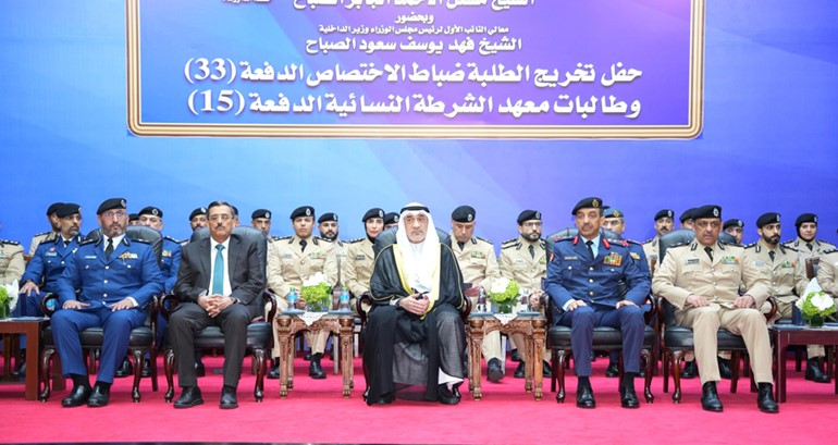 النائب الأول لرئيس مجلس الوزراء ووزير الداخلية الشيخ فهد اليوسف ورئيس الأركان العامة للجيش الفريق ركن خالد الشريعان ووكيل وزارة الداخلية اللواء عبدالوهاب الوهيب ورئيس قوة الإطفاء العام اللواء طلال الرومي والسفير اليمني د.علي بن سفاع في مقدمة الحضور