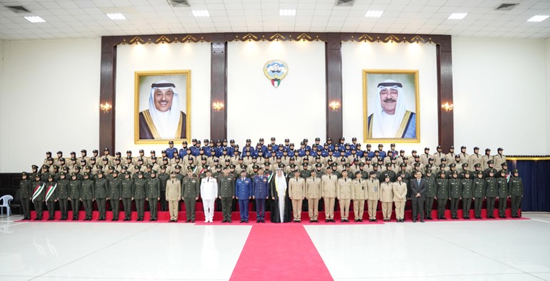 النائب الأول لرئيس مجلس الوزراء ووزير الداخلية الشيخ فهد اليوسف ورئيس الأركان العامة للجيش الفريق ركن خالد الشريعان ووكيل وزارة الداخلية اللواء عبدالوهاب الوهيب ورئيس قوة الإطفاء العام اللواء طلال الرومي ووكيل وزارة الداخلية المساعد لشؤون الخدمات الامنية المساندة اللواء علي العدواني وقيادات معهد الشرطة النسائية مع خريجي الدفعة الـ15 بمعهد الشرطة النسائية