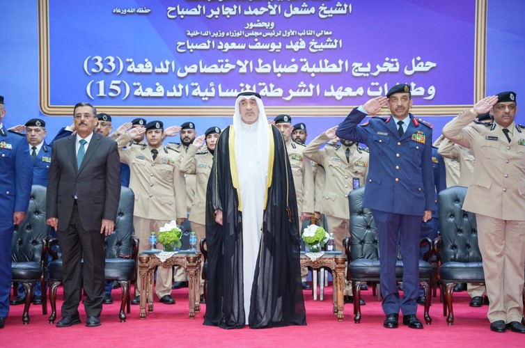 الشيخ فهد اليوسف ورئيس الأركان العامة للجيش الفريق ركن خالد الشريعان ووكيل وزارة الداخلية اللواء عبدالوهاب الوهيب والسفير اليمني د.علي بن سفاع خلال السلام الوطني