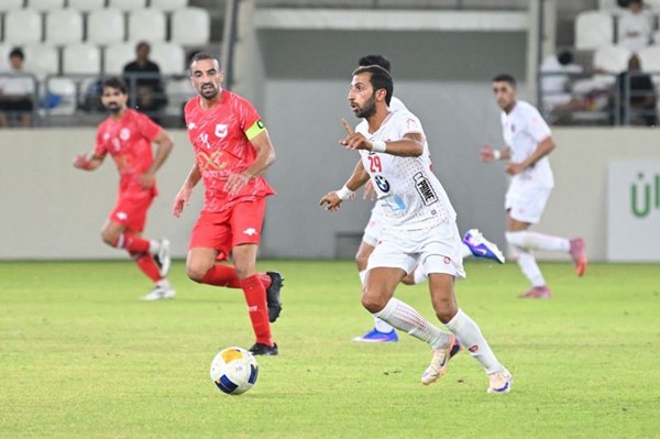 المهاجم أحمد الزنكي يقود هجمة على مرمى الفحيحيل بمراقبة المدافع هاشم عدنان