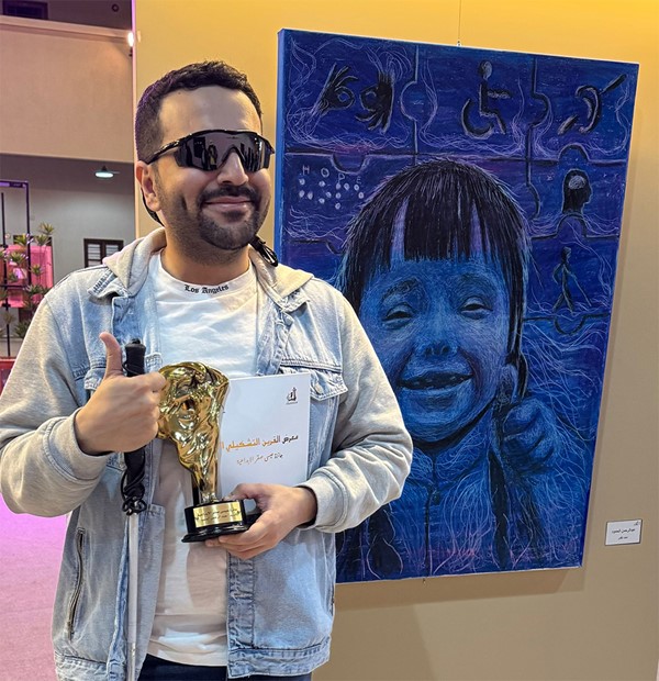 الفنان عبدالرحمن الحمود يحول عتمة البصر إلى إرادة تصنع الإنجاز والإبداع