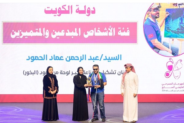 الفنان عبدالرحمن الحمود يحول عتمة البصر إلى إرادة تصنع الإنجاز والإبداع
