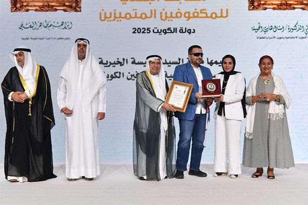 الفنان عبدالرحمن الحمود يحول عتمة البصر إلى إرادة تصنع الإنجاز والإبداع
