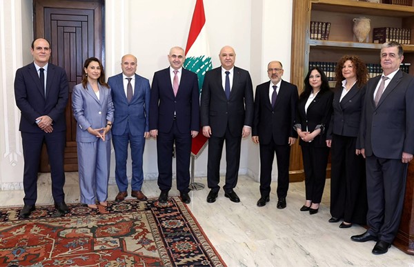 الرئيس العماد جوزف عون متوسطا وفد الجامعة اللبنانية في قصر بعبدا (محمود الطويل)