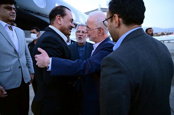 وزير الداخلية الإيراني إسكندر مومني مستقبلا رئيس أركان الجيش الباكستاني عاصم منير لدى وصوله إلى طهران (أ.ف.پ)