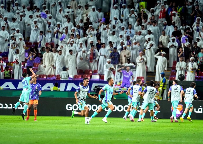 فرحة لاعبي العين بالفوز الكبير على الجزيرة