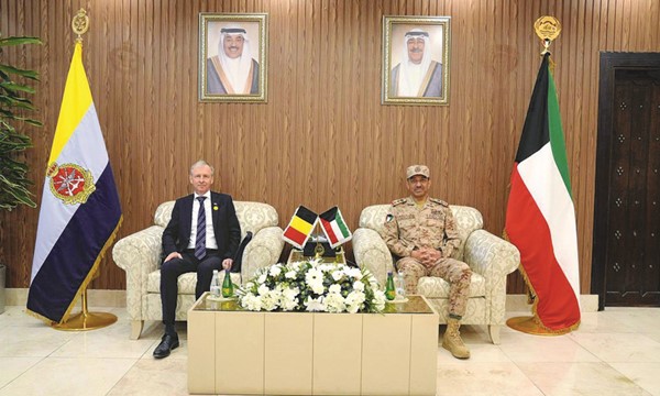 رئيس الأركان العامة للجيش الفريق الركن خالد الشريعان مع سفير بلجيكا كريستيان دومز