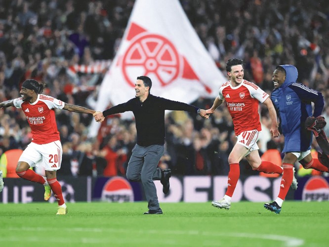 أخيرا أرسنال يحتفل بلقب الدوري بعد غياب 22 عاما