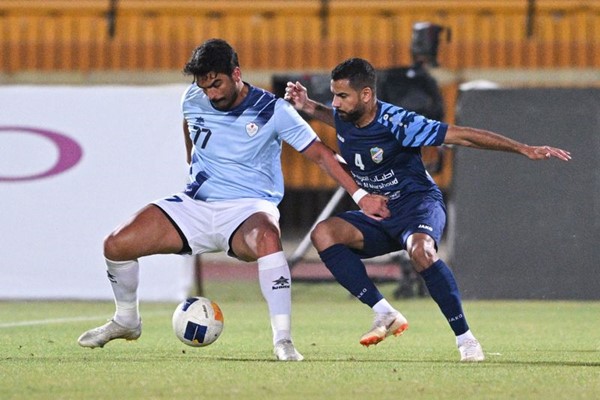 مهاجم الشباب أحمد الرياحي يحجز الكرة من أمام لاعب السالمية السيد ضياء