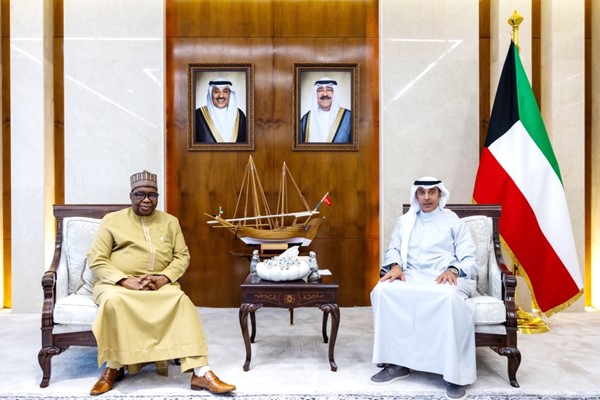 نائب وزير الخارجية السفير حمد سليمان المشعان مستقبلا سفير غينيا مامادي ترواري