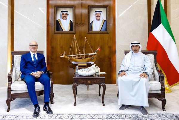 نائب وزير الخارجية السفير حمد المشعان خلال اللقاء مع السفير الإيطالي لورينزو موريني