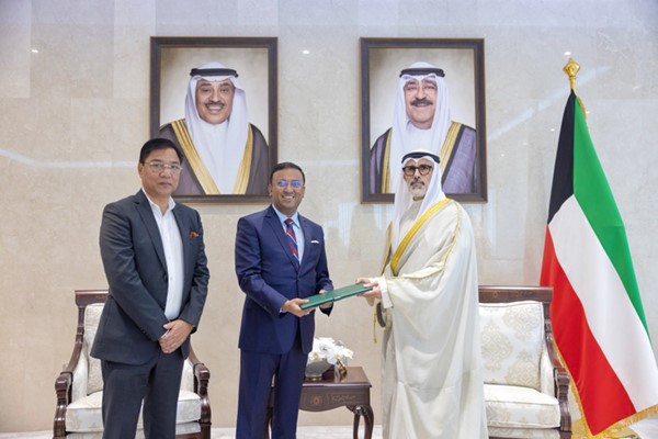وزير الخارجية الشيخ جراح الجابر يتسلم الرسالة من مستشار ومبعوث رئيس وزراء بنغلاديش الشعبية للشؤون الخارجية همايون كبير ووزير الدولة للطيران المدني والسياحة في بنغلاديش إم راشد الزمان ملت