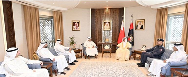 وزير الداخلية البحريني الفريق أول الشيخ راشد بن عبدالله ونائب رئيس الشرطة اللواء الشيخ حمد بن محمد آل خليفة خلال اللقاء مع العميد د. إبراهيم المزين والوفد الأمني الكويتي