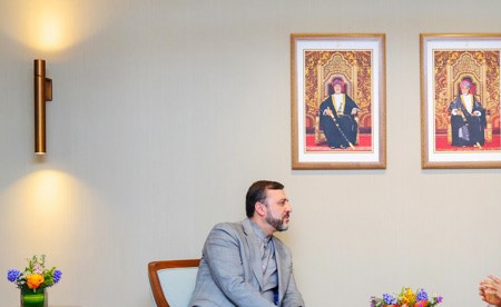وزير الخارجية العماني يبحث مع نائب وزير الخارجية الإيراني مبادئ حرية الملاحة في «هرمز»