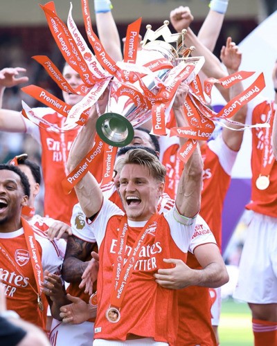 لاعب أرسنال مارتن أوديغارد يرفع كأس الدوري الإنجليزي الممتاز