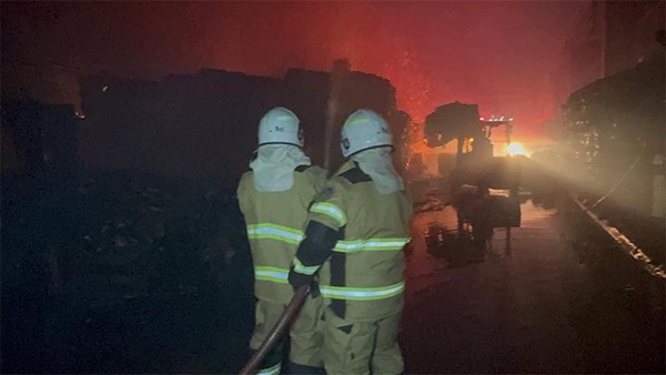 فِرَق الإطفاء تسيطر على حريق مصنع في منطقة ميناء عبدالله دون إصابات
