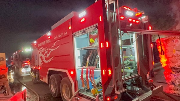 فِرَق الإطفاء تسيطر على حريق مصنع في منطقة ميناء عبدالله دون إصابات