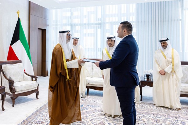 وزير الخارجية الشيخ جراح الجابر يتسلم نسخة من أوراق اعتماد سفير أنتيغوا وباربودا محمد الزعبي