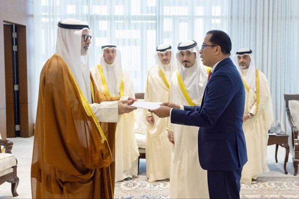 وزير الخارجية الشيخ جراح الجابر يتسلم نسخة من أوراق اعتماد سفير كمبوديا شهي ماكرا