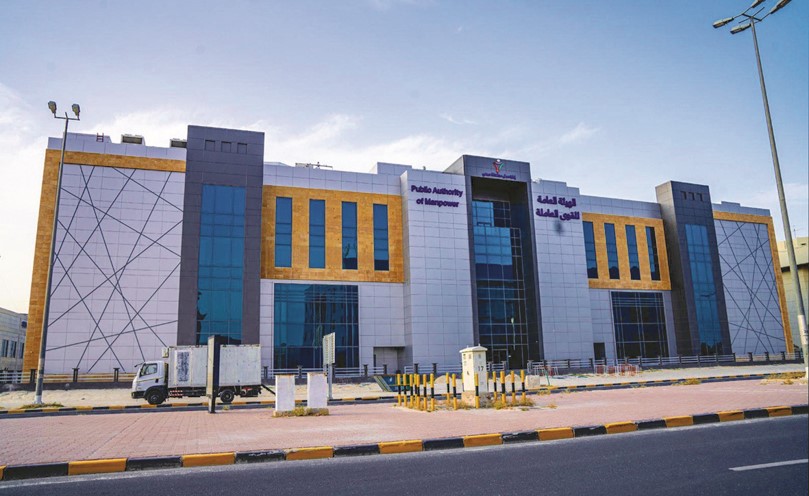 11.6 ألف موافقة لتحويل الوافدين من القطاعات المحظورة.. والمشروعات الصغيرة تتصدَّر بـ 60%