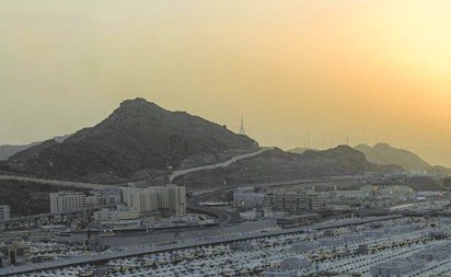 حجاج بيت الله الحرام يتوافدون إلى عرفة لأداء ركن الحج الأعظم اليوم