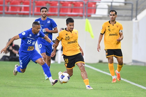 لاعب القادسية جاسم المطر ملاحقا من لاعب التضامن تركي المطيري
