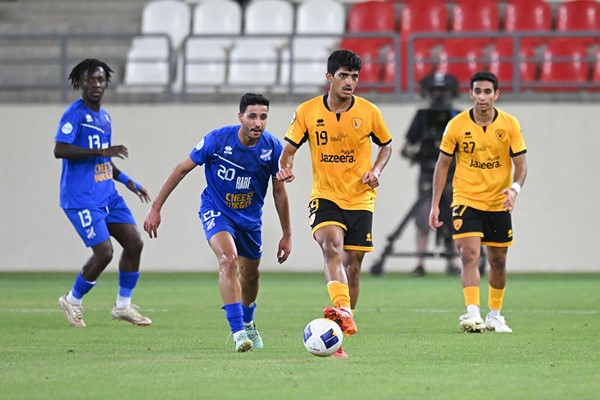 لاعب القادسية الشاب احمد بودي يسيطر على الكرة بمراقبة حسن حسون من التضامن