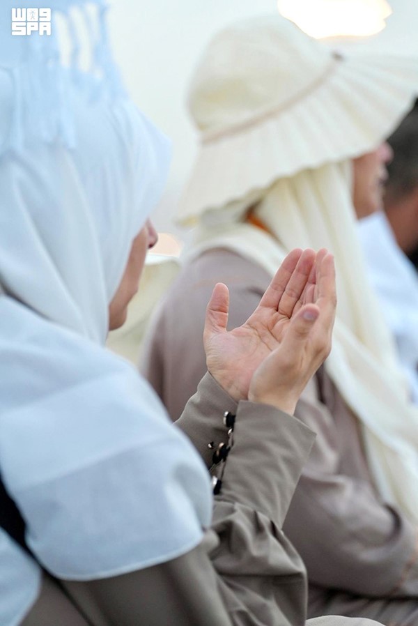  ضيوف الرحمن يرفعون أكف الضراعة 	(واس)