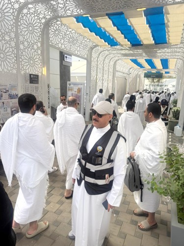 رئيس بعثة الحج الكويتية وكيل وزارة الشؤون الإسلامية بالتكليف د.م. سليمان السويلم خلال متابعة وصول الحجاج إلى صعيد عرفات