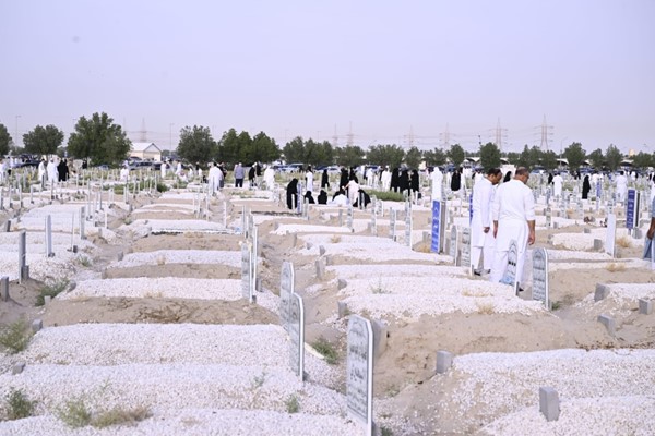 أهالي الموتى يزورون قبور ذويهم للدعاء لهم بالرحمة والمغفرة وتذكر مآثرهم (أحمد علي)