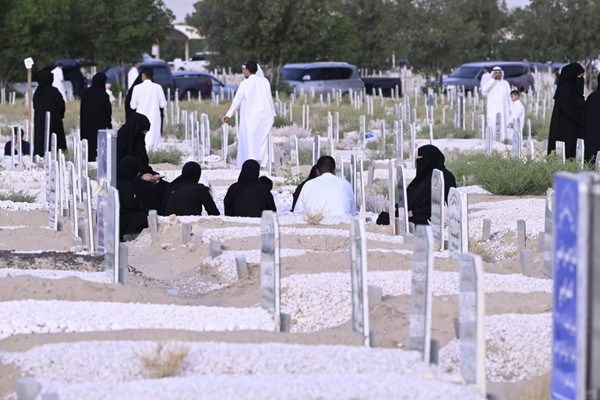 جانب من زيارة المقابر في عيد الأضحى (أحمد علي)
