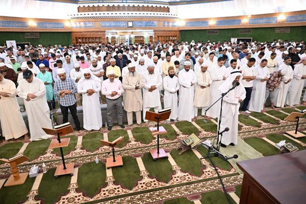 جموع المصلين يؤدون صلاة العيد في مسجد فاطمة (قاسم باشا)