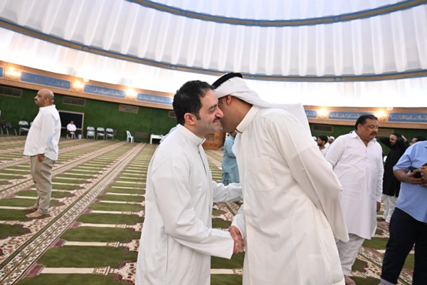 تبادل التهاني بين المصلين بمناسبة عيد الأضحى المبارك