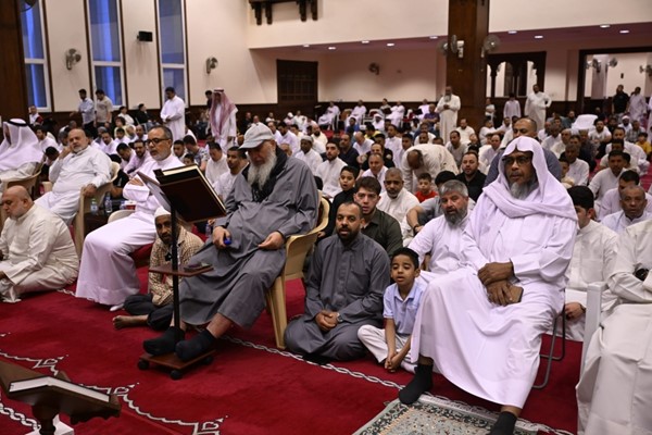 جانب من المصلين خلال خطبة العيد