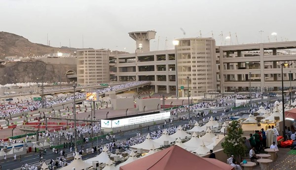 الحجاج يؤدون طواف الإفاضة بعد رمي جمرة "العقبة الكبرى" في أول أيام عيد الأضحى