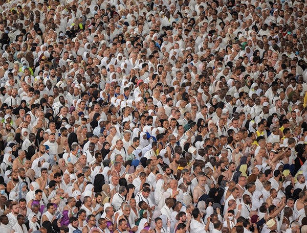الحجاج يؤدون طواف الإفاضة بعد رمي جمرة "العقبة الكبرى" في أول أيام عيد الأضحى