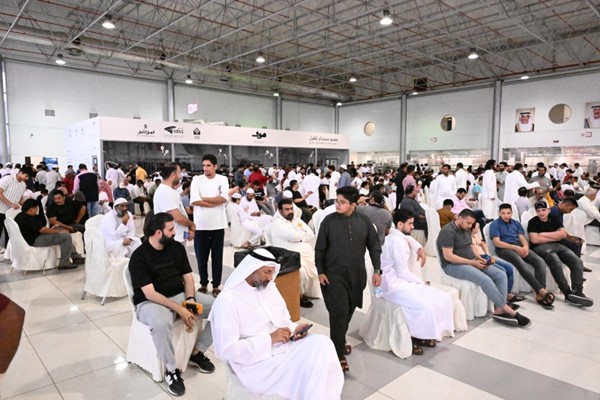 مواطنون ومقيمون خلال انتظار إنجاز أضاحيهم (قاسم باشا)