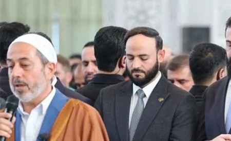 الشرع يؤدي صلاة العيد في مسجد عبد الله بن عباس في حلب