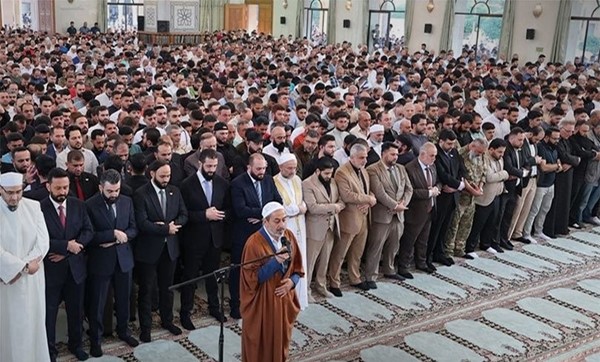 الشرع يؤدي صلاة العيد في مسجد عبد الله بن عباس في حلب
