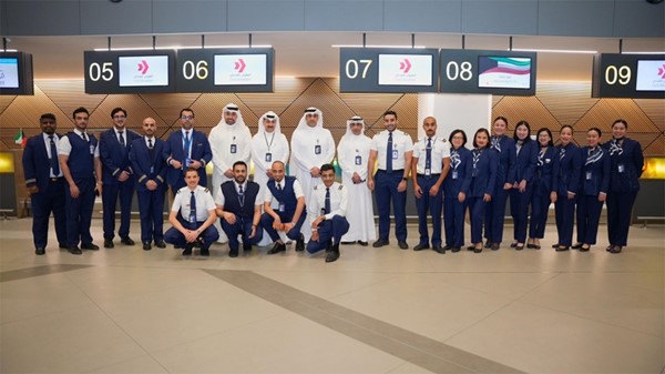 الكابتن عبدالوهاب الشطي متوسطا طاقم "الكويتية"