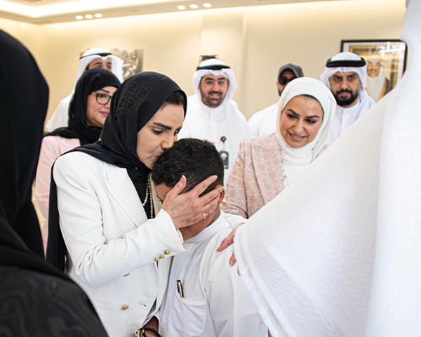  د.أمثال الحويلة تقدم التهاني لأحد الأطفال 