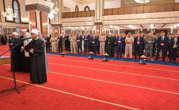 السيسي يؤدي صلاة عيد الأضحى بالعاصمة الجديدة ويهنئ الشعب المصري والأمتين العربية والإسلامية