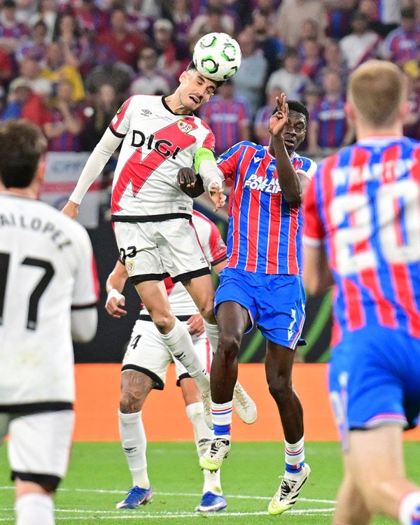 كريستال بالاس بطلاً لدوري المؤتمر الأوروبي للمرة الأولى في تاريخه بالفوز على رايو فاليكانو