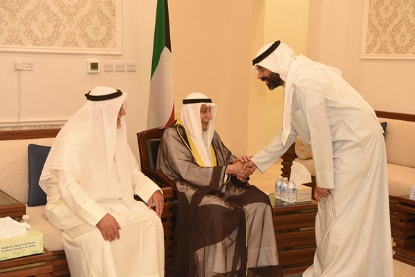 د.خالد المذكور مستقبلا احد المهنئين