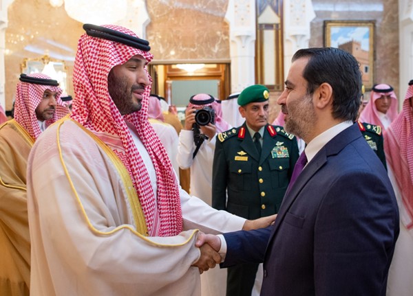   صاحب السمو الملكي الأمير محمد بن سلمان ولي العهد رئيس مجلس الوزراء السعودي مصافحا وزير الخارجية السوري أسعد الشيباني خلال حفل الاستقبال في منى (واس