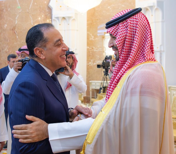    صاحب السمو الملكي الأمير محمد بن سلمان ولي العهد رئيس مجلس الوزراء السعودي مصافحا رئيس مجلس الوزراء المصري د.مصطفى مدبولي خلال حفل الاستقبال في منى (واس