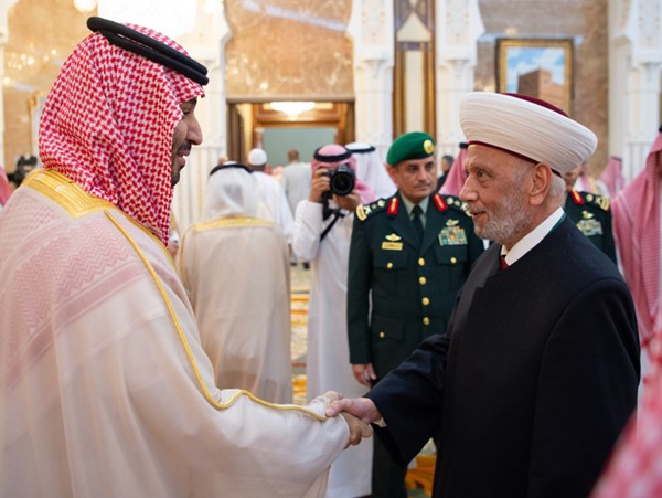 صاحب السمو الملكي الأمير محمد بن سلمان ولي العهد رئيس مجلس الوزراء السعودي مصافحا مفتي لبنان الشيخ عبداللطيف دريان خلال حفل الاستقبال في منى (واس
