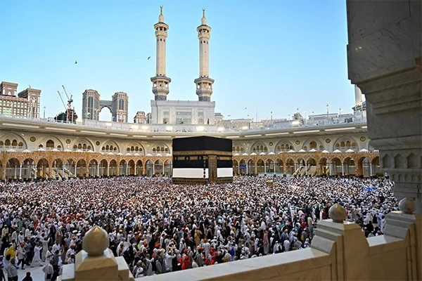 الحجاج يرمون الجمرات الثلاث في ثاني أيام التشريق.. و"المتعجلون" يغادرون مشعر منى لأداء "طواف الوداع"